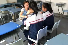 老师怀疑你作弊时，会故意让你做这2件事，学渣：想找地缝钻进去图片
