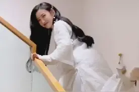景甜穿高跟鞋上楼梯，看清她的步伐，还以为在家跳舞图片