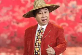 63岁冯巩背孙子等公交，两鬓发白走路吃力，曾因工作忙对儿子愧疚图片