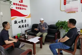 “红领”让社区更美  党建让党旗更红图片