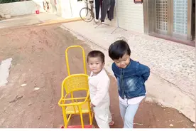 农村人力气太大了，居然把车抬了起来，奖励麦芽糖豆腐花！视频封面