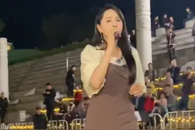 伊能静穿短裙在广场嗨唱，傲立风中不惧寒冷，身材脸蛋似少女图片