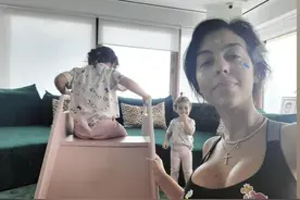  C罗最小的女儿，天生丽质+美人坯子，继承爸妈相貌优点+公主脾气图片