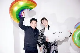 歌手常石磊疑似出柜？与王源互动亲密，意外曝光使用同性交友软件图片