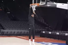 同样是站在篮下伸手够篮筐，字母哥对比格里芬，傻芬也太惨了图片