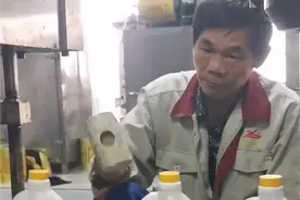 常州一大爷抡锤敲瓶盖月薪5千引网友羡慕！公司领导：喜欢可以来体验图片