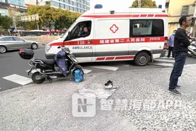 事发福州华屏路，的士乘客下车开门撞倒七旬老人，的士司机却跑了…谁需担责？图片