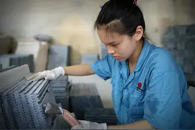 16岁女孩打两份工，每天和石板为伴，只为让哥哥站起来图片