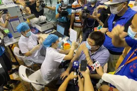 快讯：邱毅在厦门接种科兴疫苗，医护人员兴奋：我们都很喜欢你图片