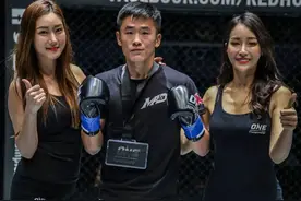 这些举牌女郎走红！一晚收入上万元，还兼职其他工作！图片