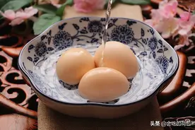 把滚烫的开水浇在鸡蛋上，瞬间变美食，我家一周吃3次，营养解馋图片
