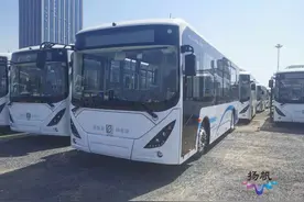 下月上路！扬州新款公交车可随时给手机充电图片