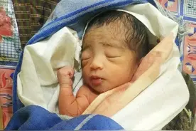 缅甸女子怀孕7个多月，乘坐客运大巴时，在车上诞下女婴图片