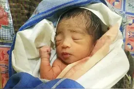 缅甸女子怀孕7个多月，乘坐客运大巴时，在车上诞下女婴图片