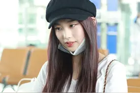 青你2选手左卓手捧鲜花人气旺 背可爱熊包包少女心满分图片