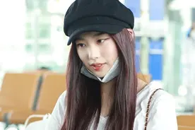青你2选手左卓手捧鲜花人气旺 背可爱熊包包少女心满分图片