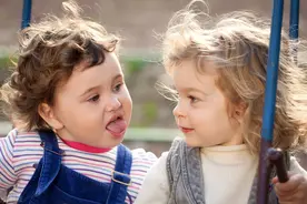 教你一个摸暧昧对象大腿的方法图片