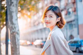 8个适合女生拍照姿势，简单自然、不做作，拍照很好看图片