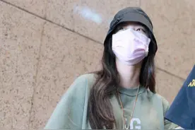 欧阳娜娜机场私服照，橄榄绿色T恤，搭配黑色休闲裤和渔夫帽图片