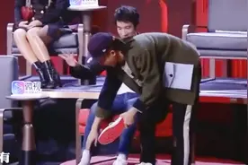 王力宏节俭穿破洞袜子，上节目被陶喆脱鞋露出破洞，真尴尬视频封面
