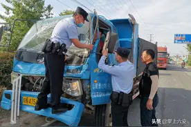 货车司机卡车中，民警火速救援图片