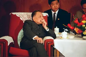 1978年，有人在纽约报纸上劝他戒烟，邓小平的回复很“小平同志”图片