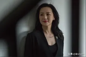 咏梅49岁仍斩获金鸡奖最佳女主！高跟鞋穿搭贵妇气质美得太优雅图片