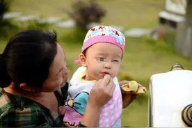 姥姥带了外孙6年，孩子却不喜欢自己，是老人做错了吗？图片