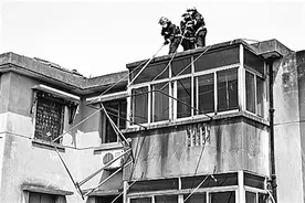 大风刮落 太阳能热水器，警情连连消防：固定支架 最好每5年检查一次图片