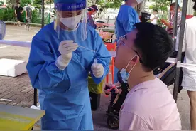 暴雨中抱着核酸检测样本奔跑的护士找到啦！她抢救了2000多个样本图片
