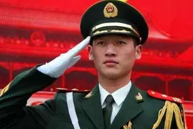 升旗手高红甫：蚂蚁练忍耐力，升旗6千次0失误，退伍后拒百万年薪图片