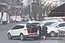 重庆男子后备箱藏2人只为溜出小区买菜？民警批评教育视频封面