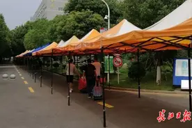 80顶帐篷直通学生宿舍，这所学校复学准备太暖心图片