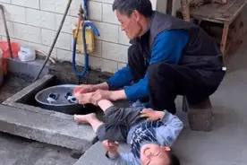 爷爷最硬核为娃“洗脚”火了，这是我见过“最魔鬼式”的脚底按摩图片