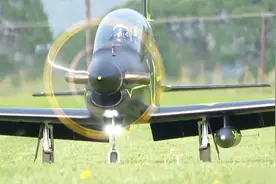 大型仿真模型燃油飞机，皮拉图斯PC-21，飞行演示视频封面