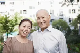 范阿姨：“我不该背叛丈夫，把情人带回家约会，如今后悔莫及。”图片