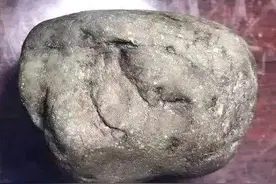 小伙子花14000买了块满裂原石，结果却是玻璃种…图片