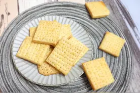 在家就可以做出酥脆的苏打饼干，方法简单一学就会图片