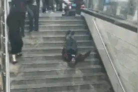 老人在台阶上摔倒抽搐无人扶？目击者坐不住了！真相曝光图片