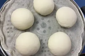 老阿姨做馒头，只放酵母就错了，教你正确做法，馒头又香又软图片