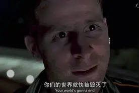 黑人探员街头追捕凶手，谁知他是外星人，竟然可以徒手爬上30层楼图片