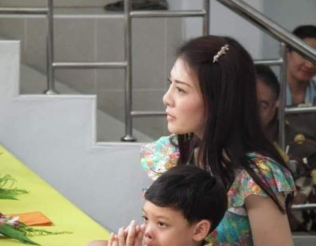 泰国最美王妃：婆婆不给王冠她戴发卡更惊艳，当嫂子还得跪小姑子