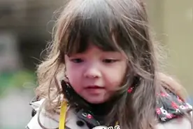 韩国小童星超级可爱，下雨天帮爸爸买东西，商家们都被圈粉了视频封面