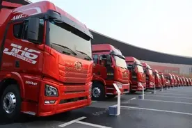 中国重型卡车销量冠军：打败东风、重汽、陕汽，半年卖出285515辆图片