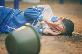 17岁女孩无端“产乳”，妈妈恼怒质疑，检查后，医生解除了误会图片
