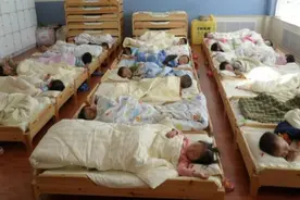 “贪睡宝宝”走红，同学“全员”出动也叫不醒，网友：睡神附体了图片