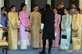 美人西拉米也犯“花痴”！侧目偷瞄不丹最帅国王，抿嘴浅笑好开心图片