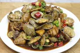 家常菜鲜椒花甲鸡，鸡肉鲜嫩入味，花甲不腥无泥沙，下饭下酒图片