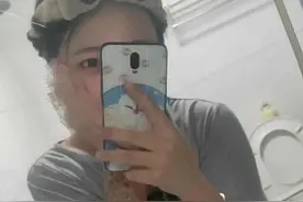 出差女朋友发来一张自拍照，这是被绿了嘛图片