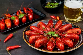 清洗小龙虾，别只用清水，多放2味料，洗得干净又彻底，吃着放心图片